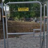 portillon grillagé installé sur un chantier