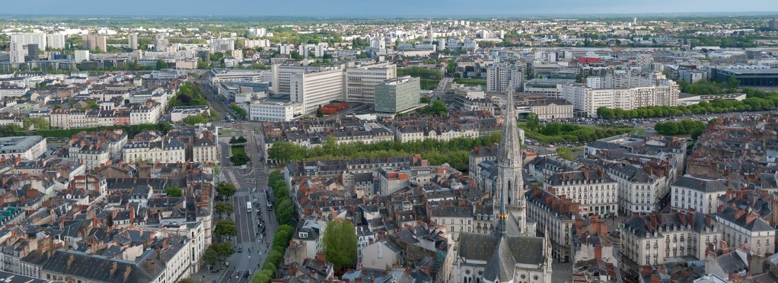 Cette image présente une vue aérienne de la ville de nantes